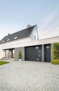 Vertical Thermo + Porte de service PVC coordonnée - RAL 7021 - Décor SOLÉA