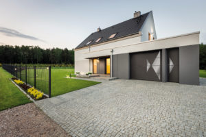 Vertical Thermo + Porte de service PVC coordonnée - RAL 7022 - Décor AXIALE